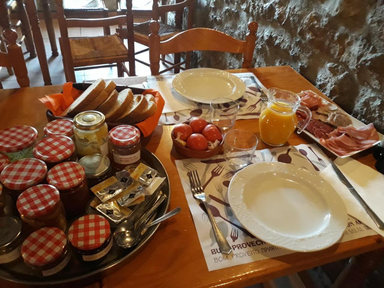 Casa Angrill Hotel Oliana Buitenkant foto